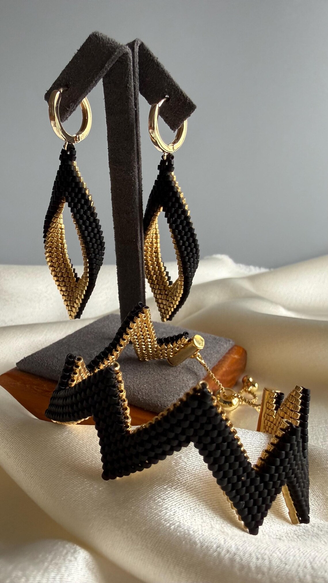 Élégance au Quotidien – Boucles d’oreilles & Bracelet Noir et Or, Finition 18K