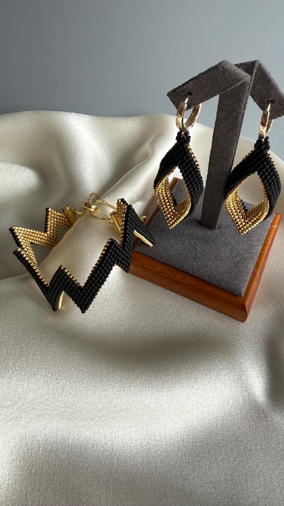 Élégance au Quotidien – Boucles d’oreilles & Bracelet Noir et Or, Finition 18K – Image 3