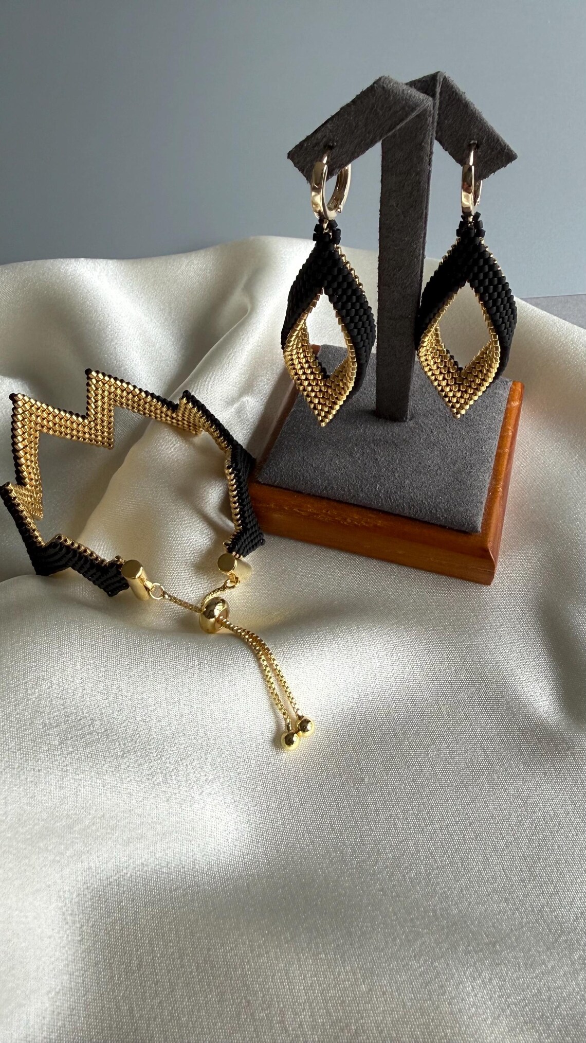 Élégance au Quotidien – Boucles d’oreilles & Bracelet Noir et Or, Finition 18K – Image 5