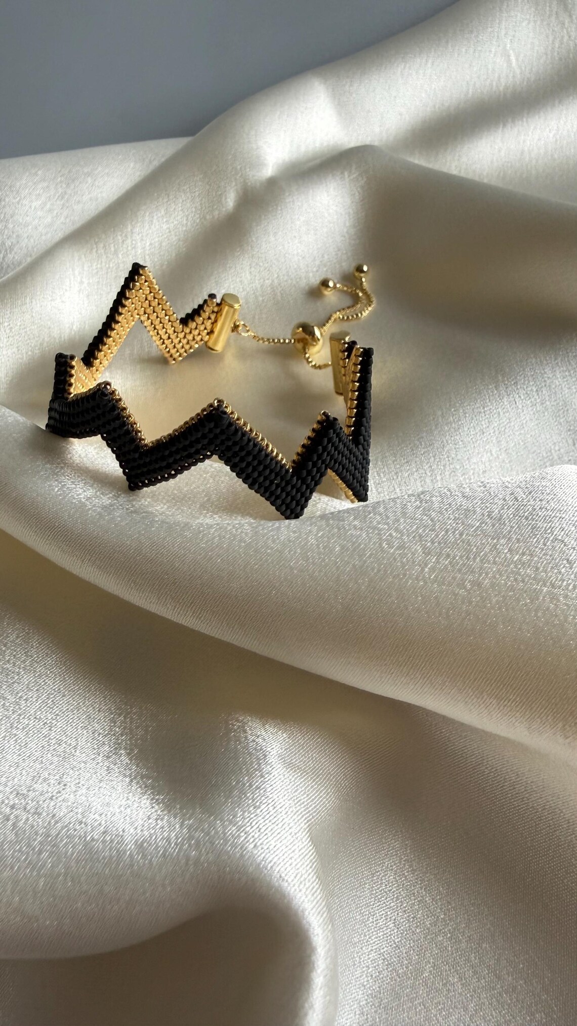 Élégance au Quotidien – Boucles d’oreilles & Bracelet Noir et Or, Finition 18K – Image 6
